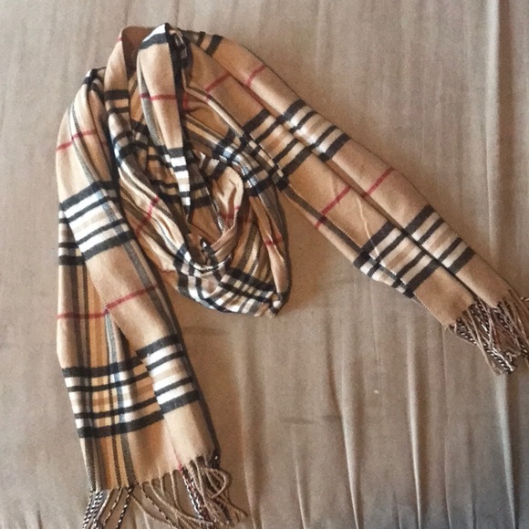 Accessories - Burberry scarf